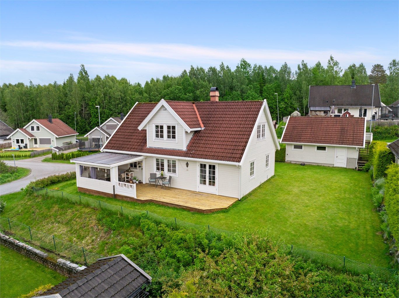 Velkommen til Vesleliene 16 - Innholdsrik og flott enebolig i barnevennlig boområde! Foto: Romeriksfotografene (Hege K. Leren)