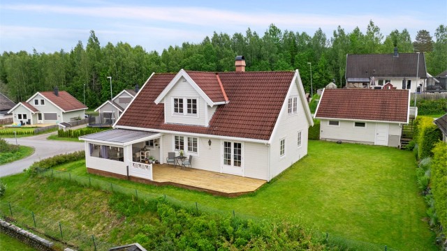 Velkommen til Vesleliene 16 - Innholdsrik og flott enebolig i barnevennlig boområde! Foto: Romeriksfotografene (Hege K. Leren)