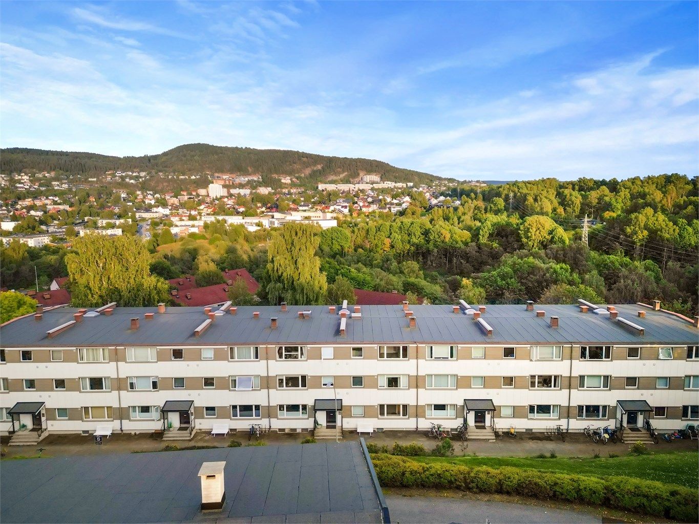 Her bor du i et grønt og rolig boligområde mellom Korsvoll, Kjelsås og Frysja.