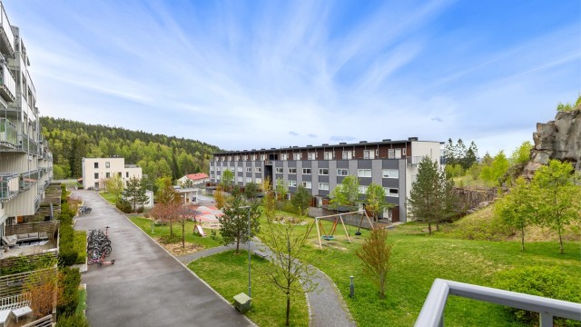 Balkongen vender mot syd med flott utsyn mot sameiets fellesområder - her kan du fra høyden følge med når de minste svinger seg i sameiets lekeområde