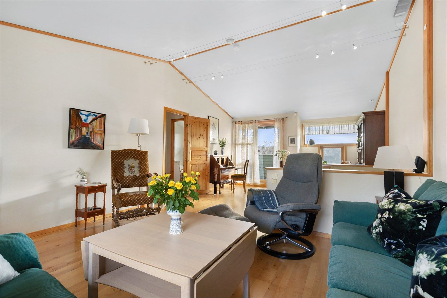 Stuen er et fleksibelt rom som enkelt kan tilpasses ulike behov og møbleringsløsninger.