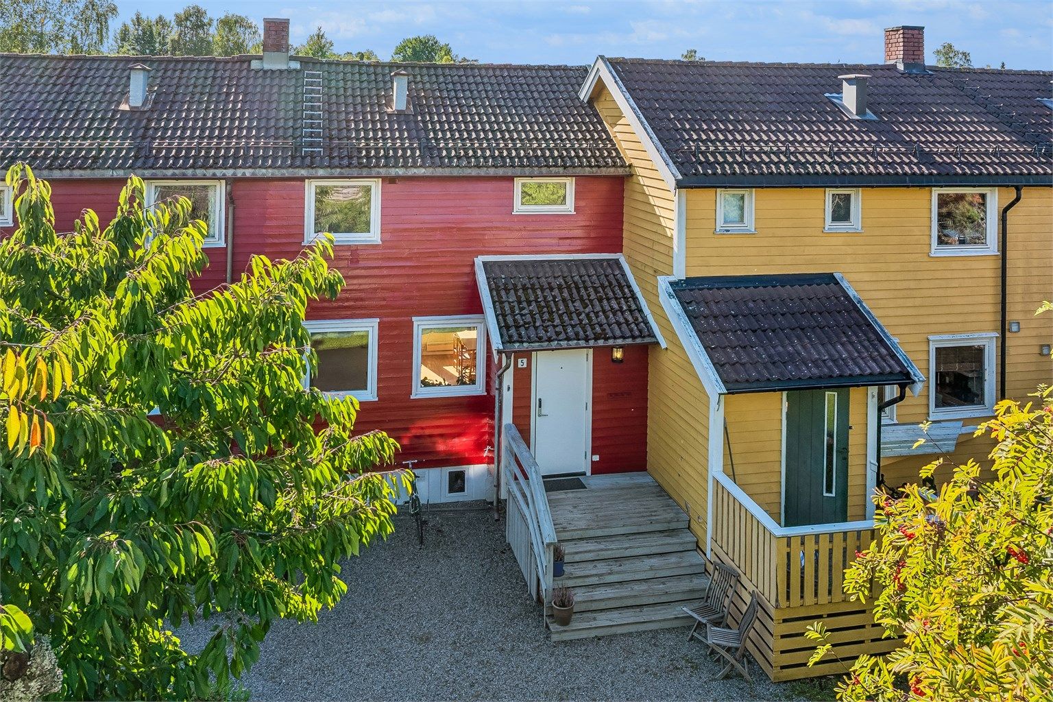 Ved hoveddøra ønskes du velkommen av en overbygget inngang med platting.  