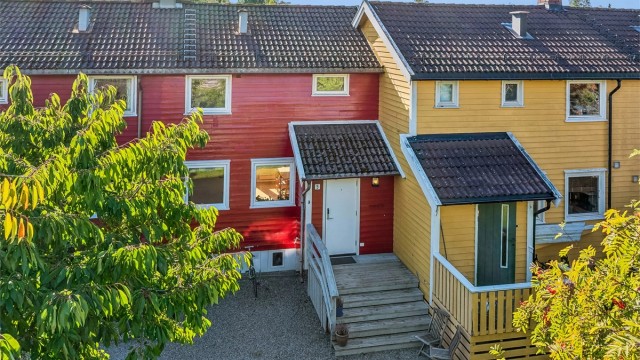 Ved hoveddøra ønskes du velkommen av en overbygget inngang med platting.