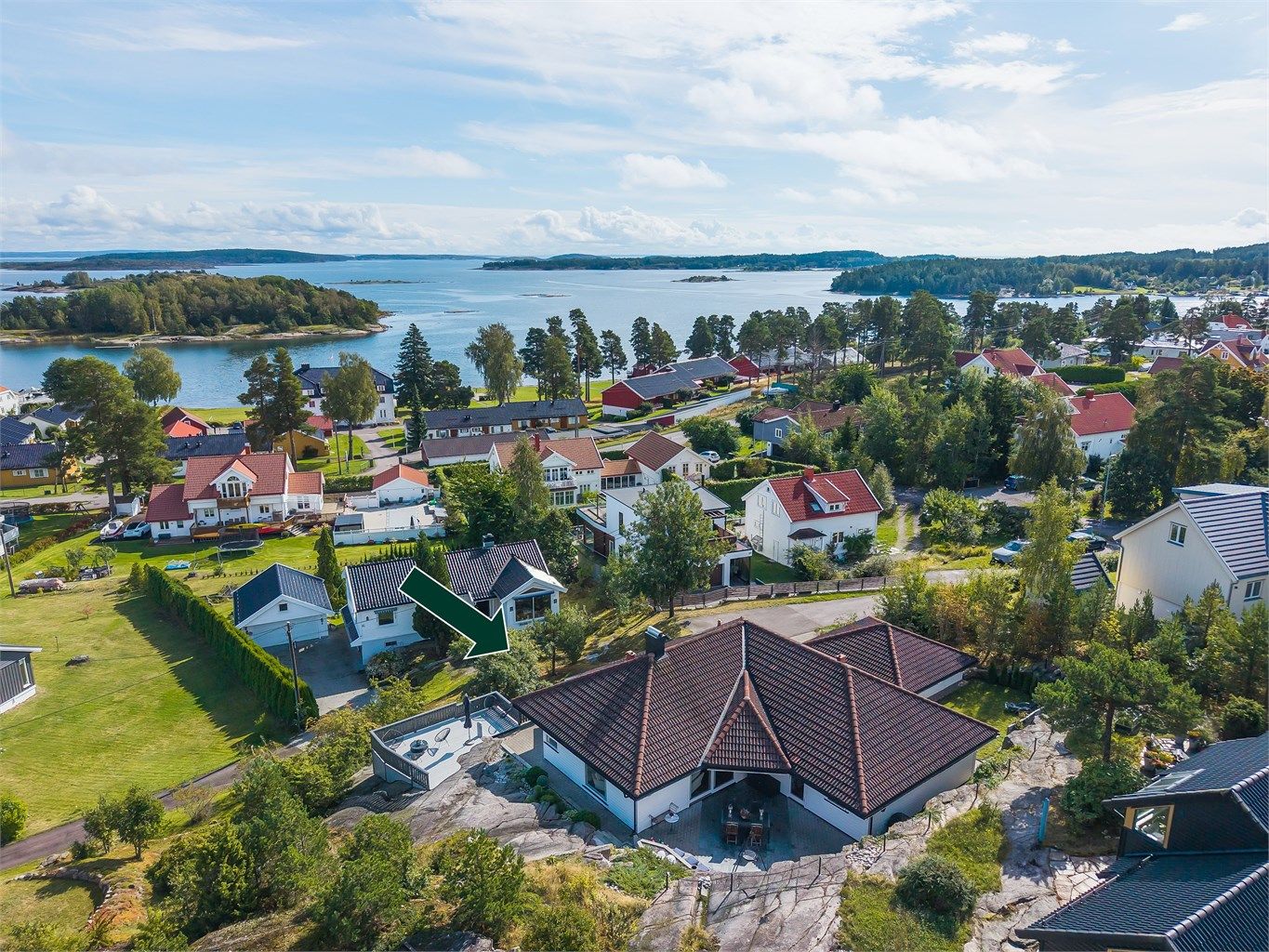 Eiendommen ligger høyt og solrikt til i et svakt skrånende fjellterreng, med flott sjøutsikt og gode solforhold hele dagen.  Foto: Kristian Bollæren v/Fotofinish