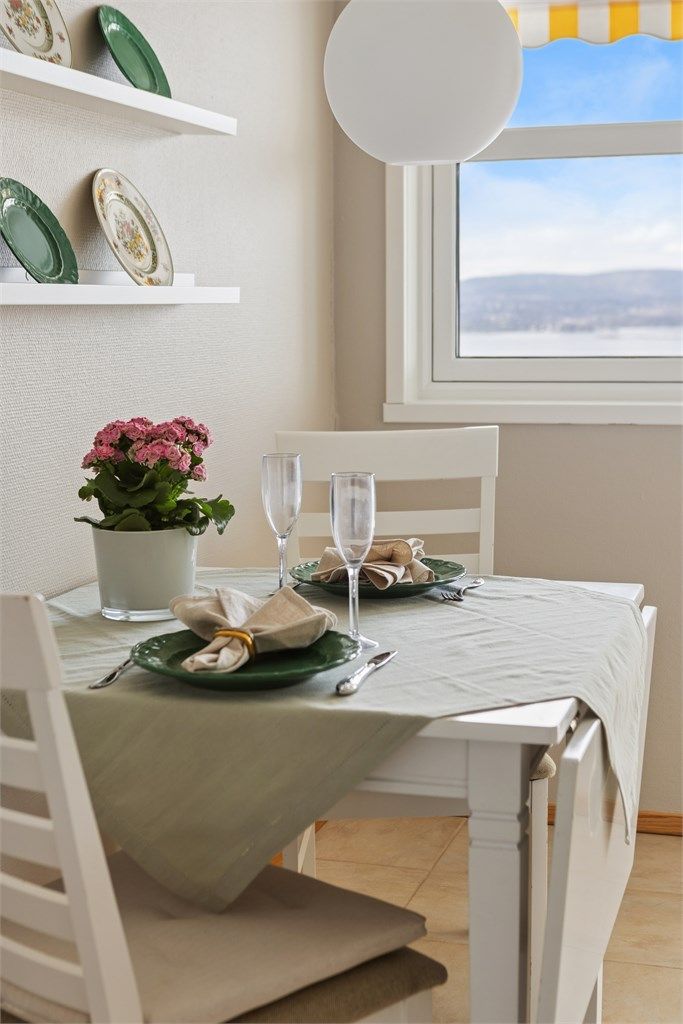 Her kan man starte morgenen med døren åpen, la havbrisen trekke inn og nyte frokosten mens utsikten brer seg utover vannet. 