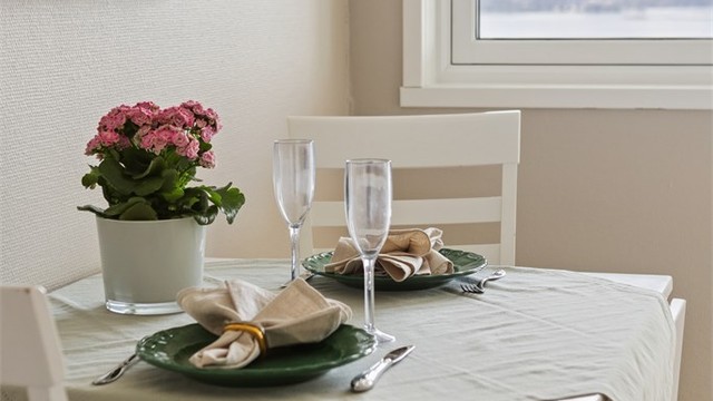 Her kan man starte morgenen med døren åpen, la havbrisen trekke inn og nyte frokosten mens utsikten brer seg utover vannet.