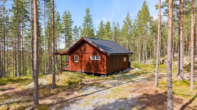 Bygningen er oppført i bindingsverk i 2023, er godt isolert og har utvendig tømmermannspanel.