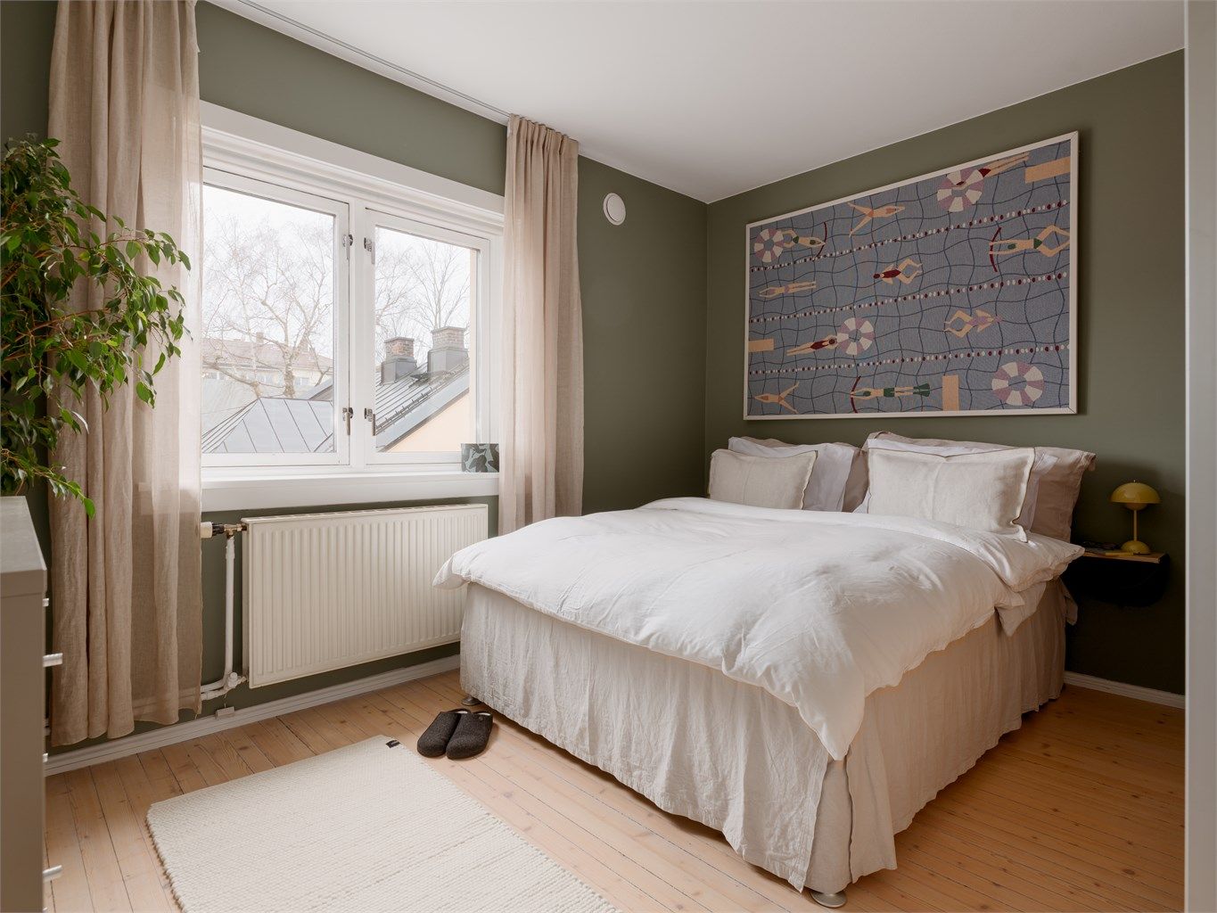 Soverommet vender mot en rolig gate og har god plass til dobbeltseng og tilhørende nattbord.