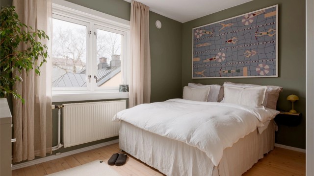 Soverommet vender mot en rolig gate og har god plass til dobbeltseng og tilhørende nattbord.