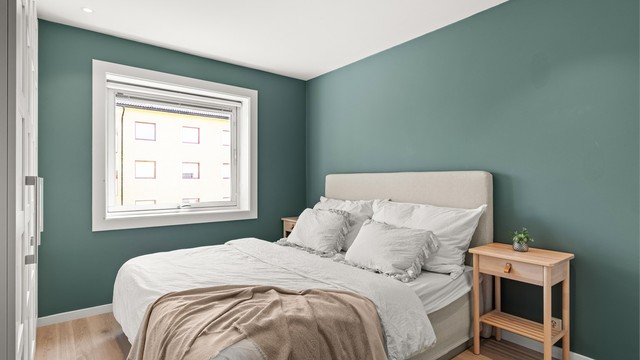 Soverom med plass til dobbeltseng og nattbord. Rommet har laminatgulv og downlights i himlingen.