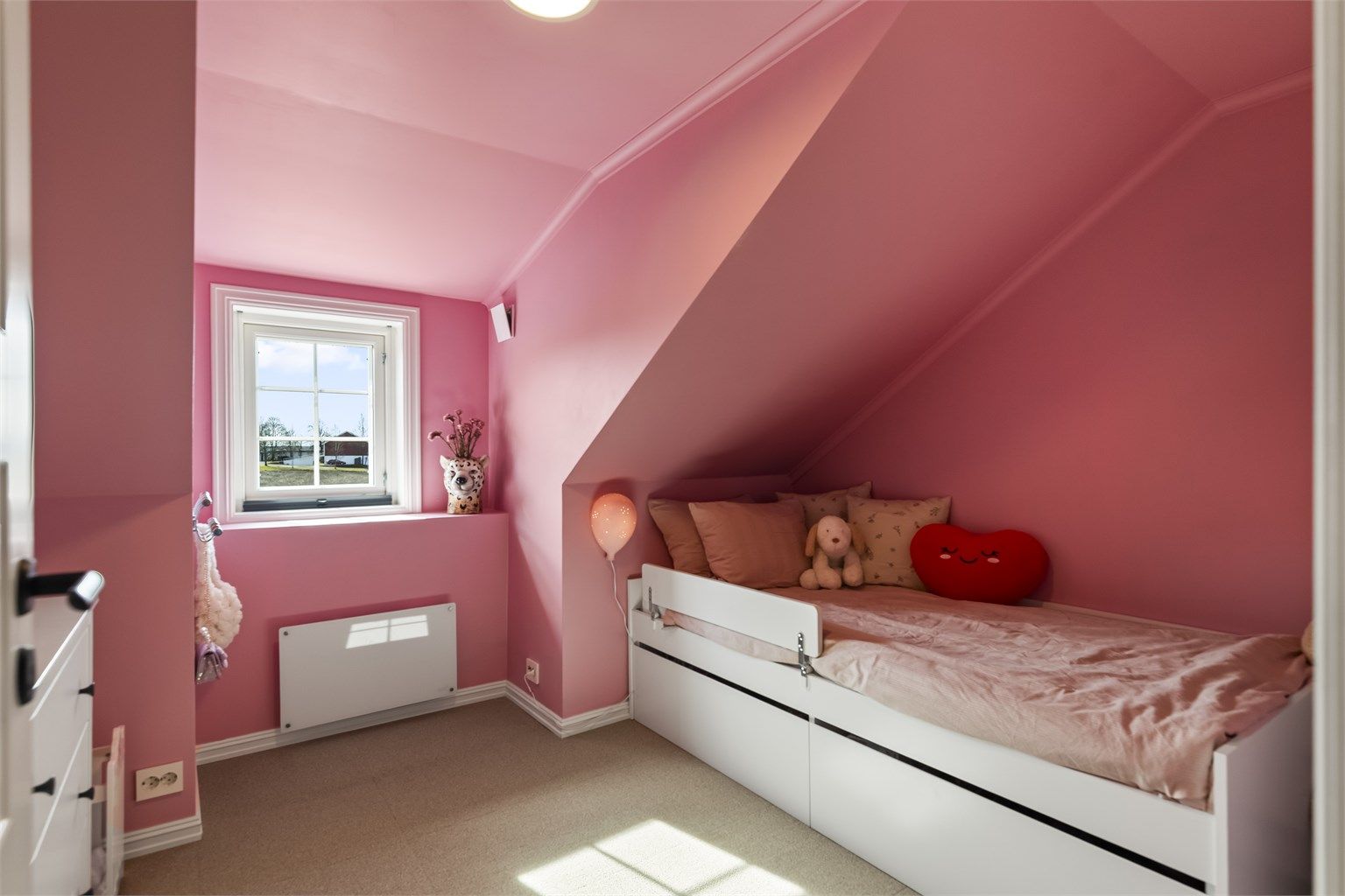 Det tredje soverommet i etasjen, med overflater oppgradert i 2020. 