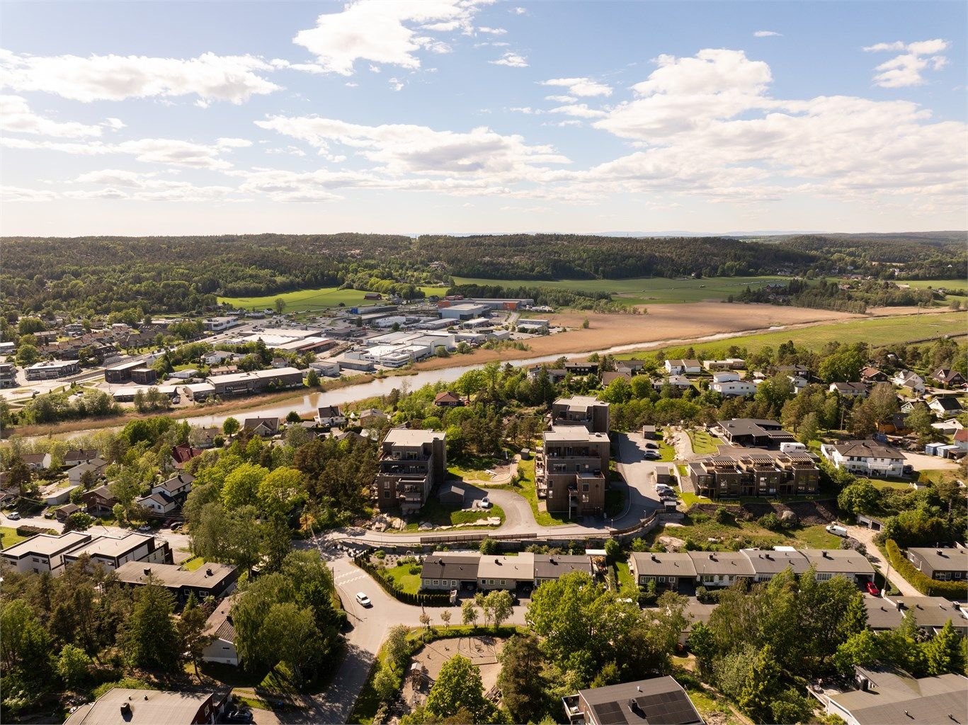 Blant den ellers veletablerte boligbebyggelsen ved Pettersand og Gluppe er de nye leilighetene i Haraldåsen et ungt og moderne innslag.
