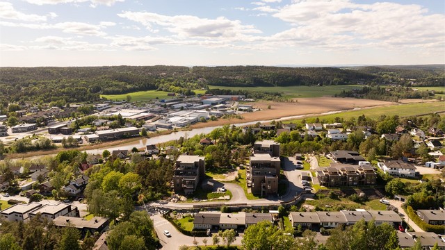 Blant den ellers veletablerte boligbebyggelsen ved Pettersand og Gluppe er de nye leilighetene i Haraldåsen et ungt og moderne innslag.