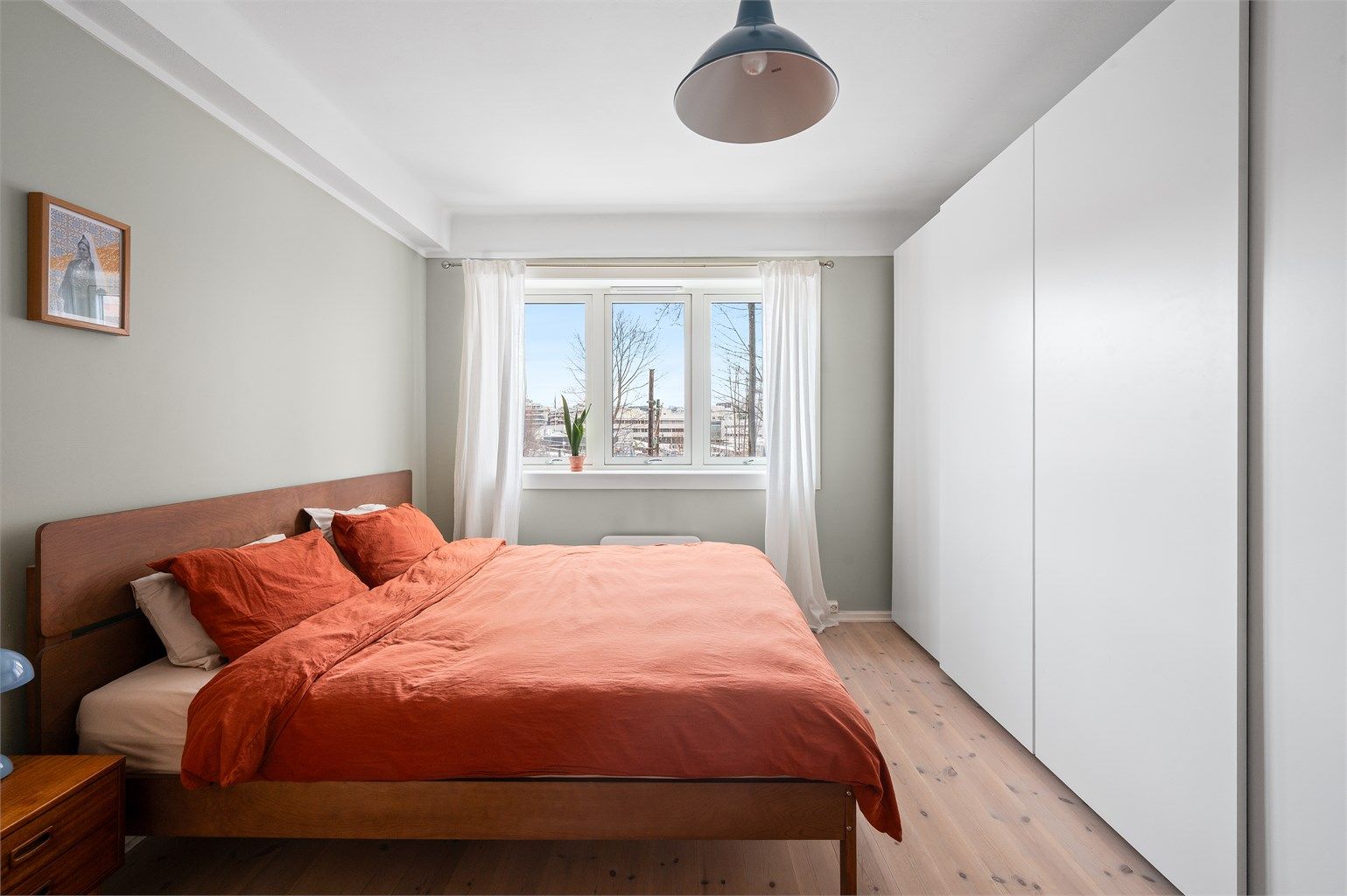 Leilighetens soverom har adkomst fra gangen og har en generøs størrelse.