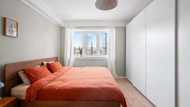 Leilighetens soverom har adkomst fra gangen og har en generøs størrelse.