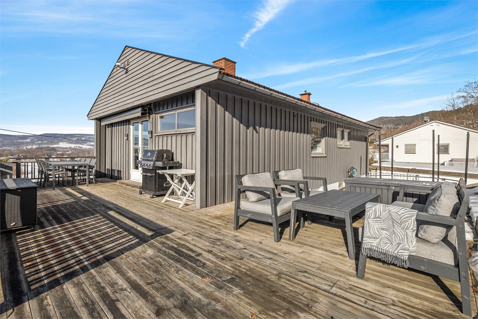 Uteplassen er stor nok til å romme flere sosiale soner.