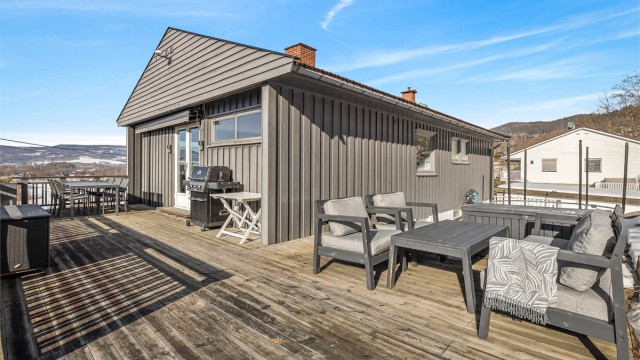 Uteplassen er stor nok til å romme flere sosiale soner.