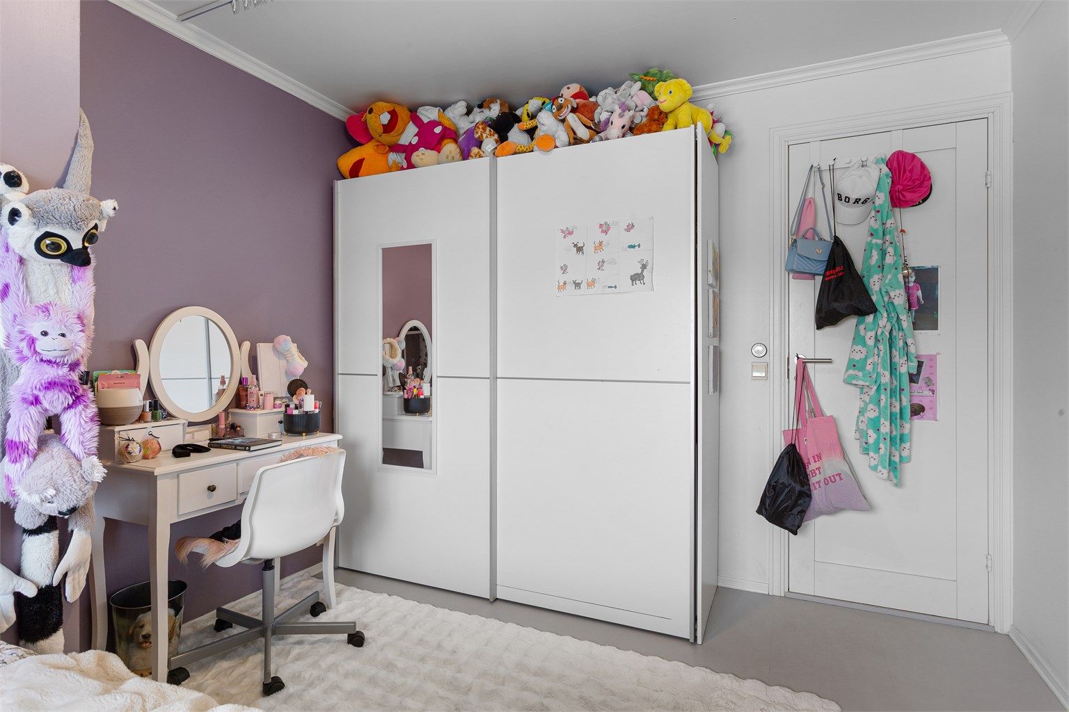 Også her er det gode muligheter for garderobeløsninger for effektiv oppbevaring.