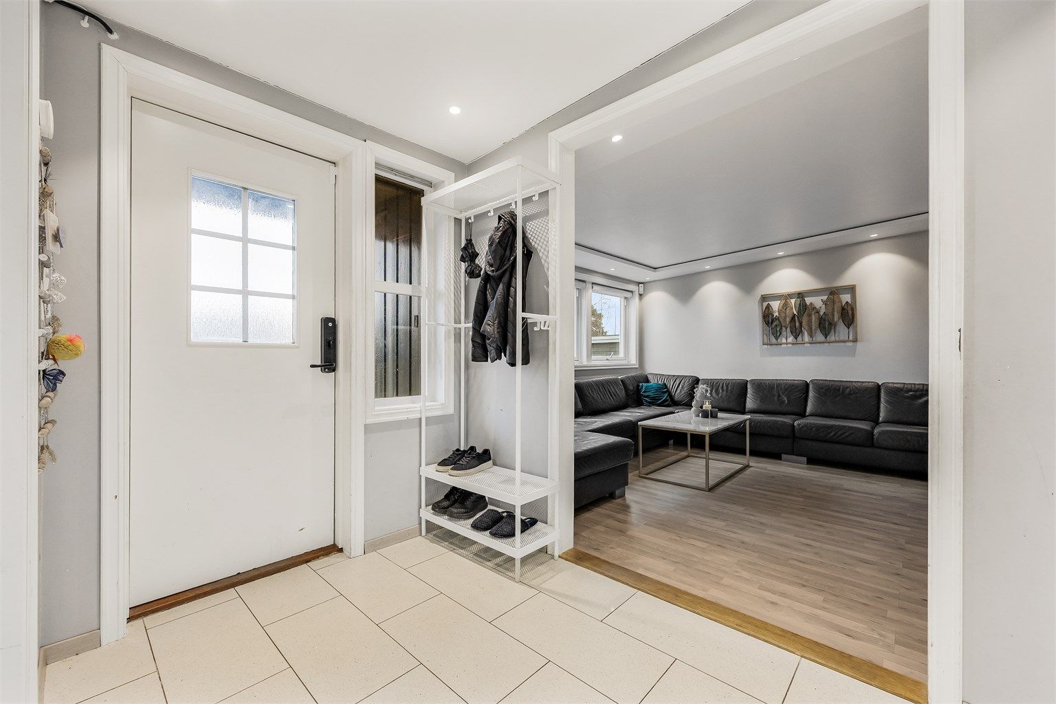 Fra entréen er det en åpen overgang til stuen, noe som skaper en god romfølelse.