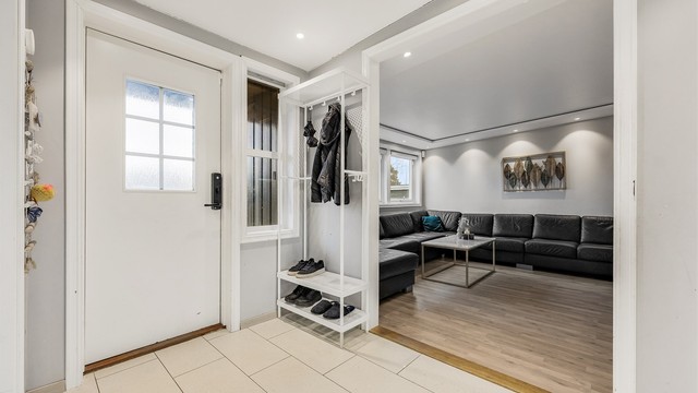 Fra entréen er det en åpen overgang til stuen, noe som skaper en god romfølelse.