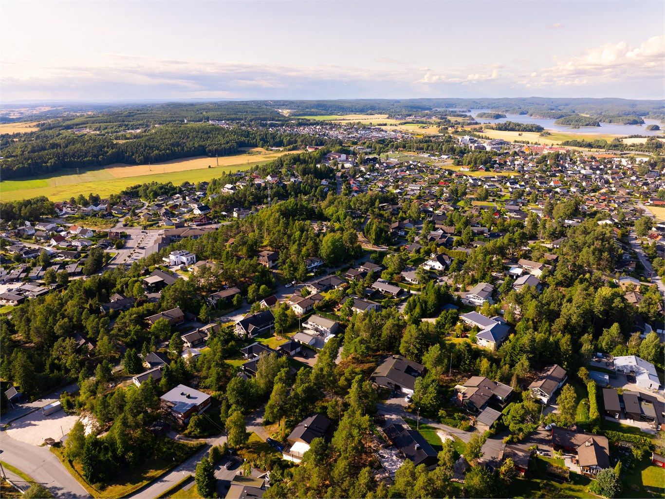 I nærområdet finnes flere fine turområder og familieorienterte tilbud. Det er kort avstand også til Tunevannet med bademuligheter.