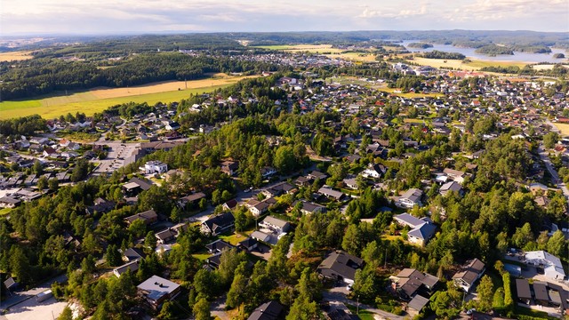I nærområdet finnes flere fine turområder og familieorienterte tilbud. Det er kort avstand også til Tunevannet med bademuligheter.