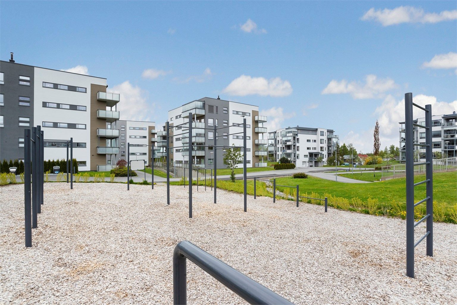 Utendørs treningsapparater er tilgjengelig for beboerne på fellesområdet.