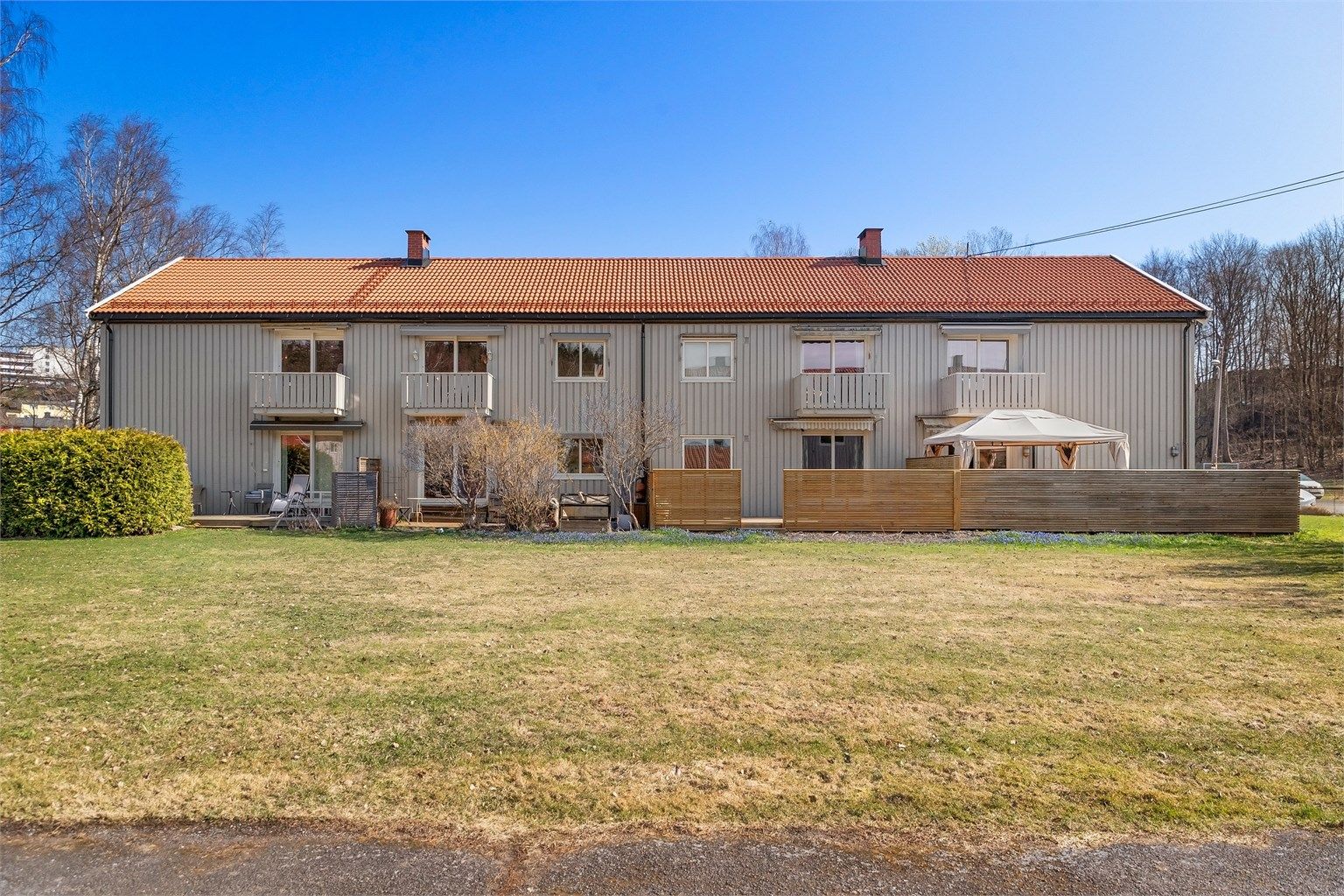 Her bor dere i nydelige omgivelser med korte avstander til barnehager, skoler, buss, T-bane, flotte grøntområder og hyggelig turområder, samt nærhet til handlemuligheter