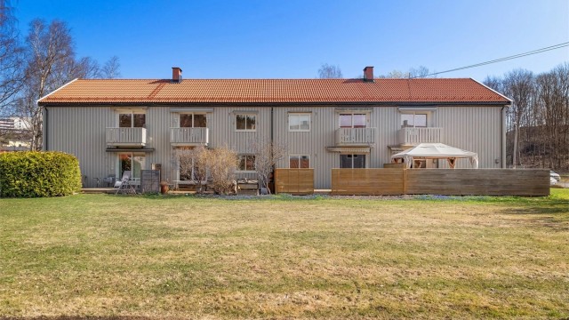 Her bor dere i nydelige omgivelser med korte avstander til barnehager, skoler, buss, T-bane, flotte grøntområder og hyggelig turområder, samt nærhet til handlemuligheter