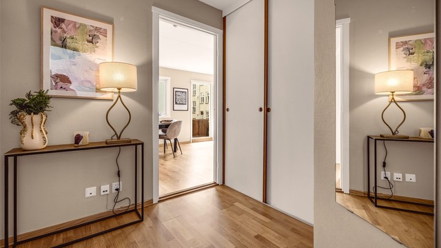 Velkommen inn! Lys og innbydende entré med skyvedørsgarderobe til oppbevaring.