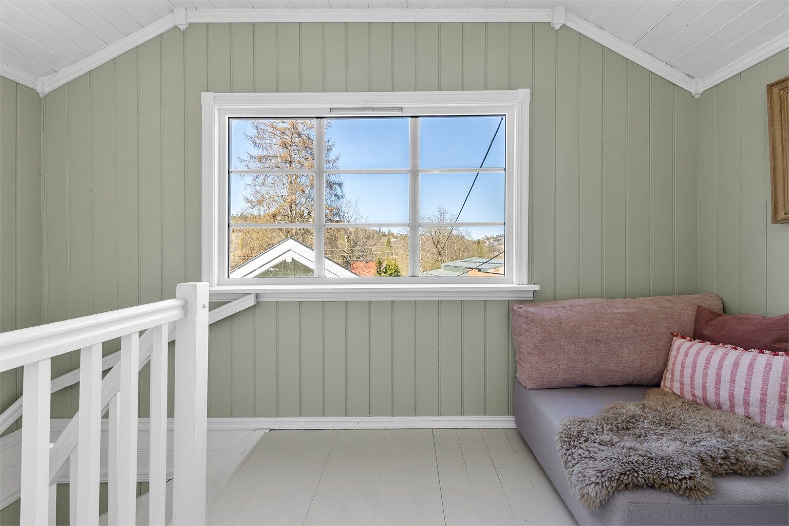 Koselig utsyn og plass til sofa eller mindre skrivebord om ønskelig.