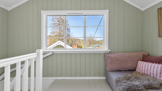 Koselig utsyn og plass til sofa eller mindre skrivebord om ønskelig.