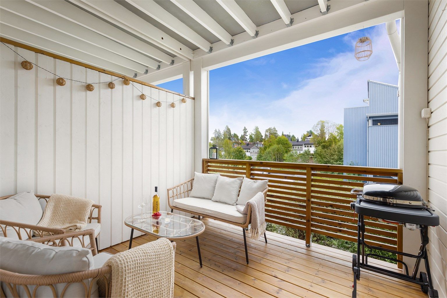 Leiligheten har en balkong med utgang fra stuen. Her kan morgen- og formiddagssolen nytes. I tillegg er det en terrasse ved inngangspartiet, hvor det er ettermiddag- og kveldssol. Foto: Trond Reder