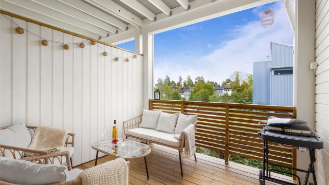 Leiligheten har en balkong med utgang fra stuen. Her kan morgen- og formiddagssolen nytes. I tillegg er det en terrasse ved inngangspartiet, hvor det er ettermiddag- og kveldssol. Foto: Trond Reder
