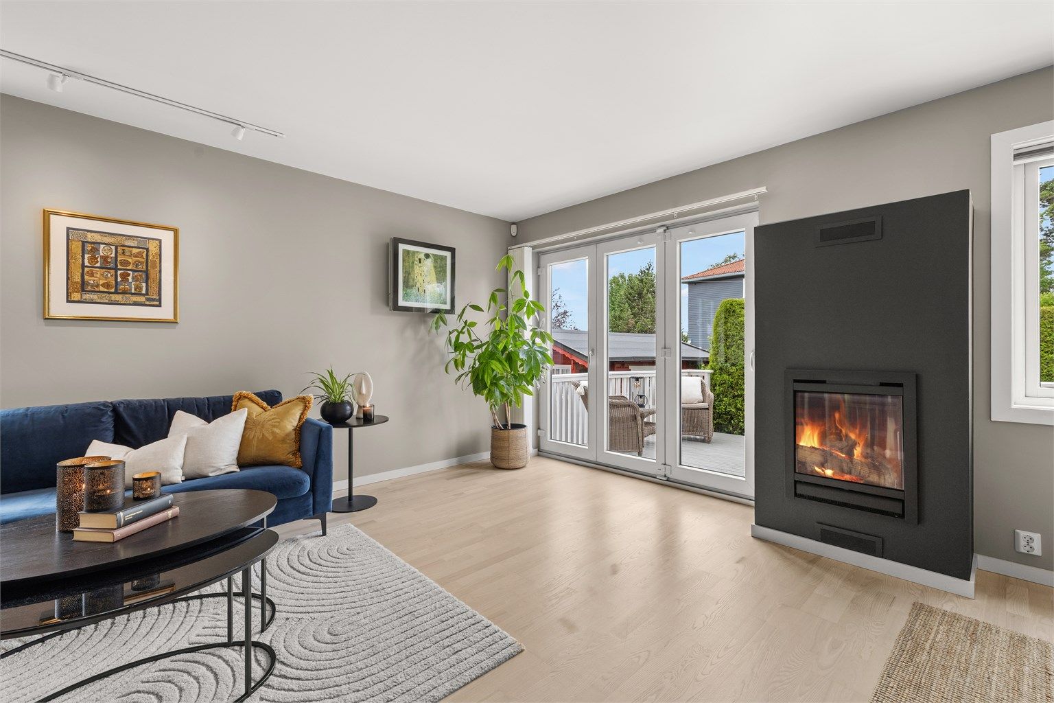 Stue/spisestue med gasspeis som er tilkoblet felles nedgravet gasstank. Det er også varmepumpe i rommet