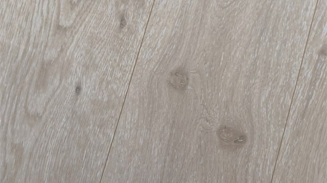På gulvet er det lys, enstavs laminat
