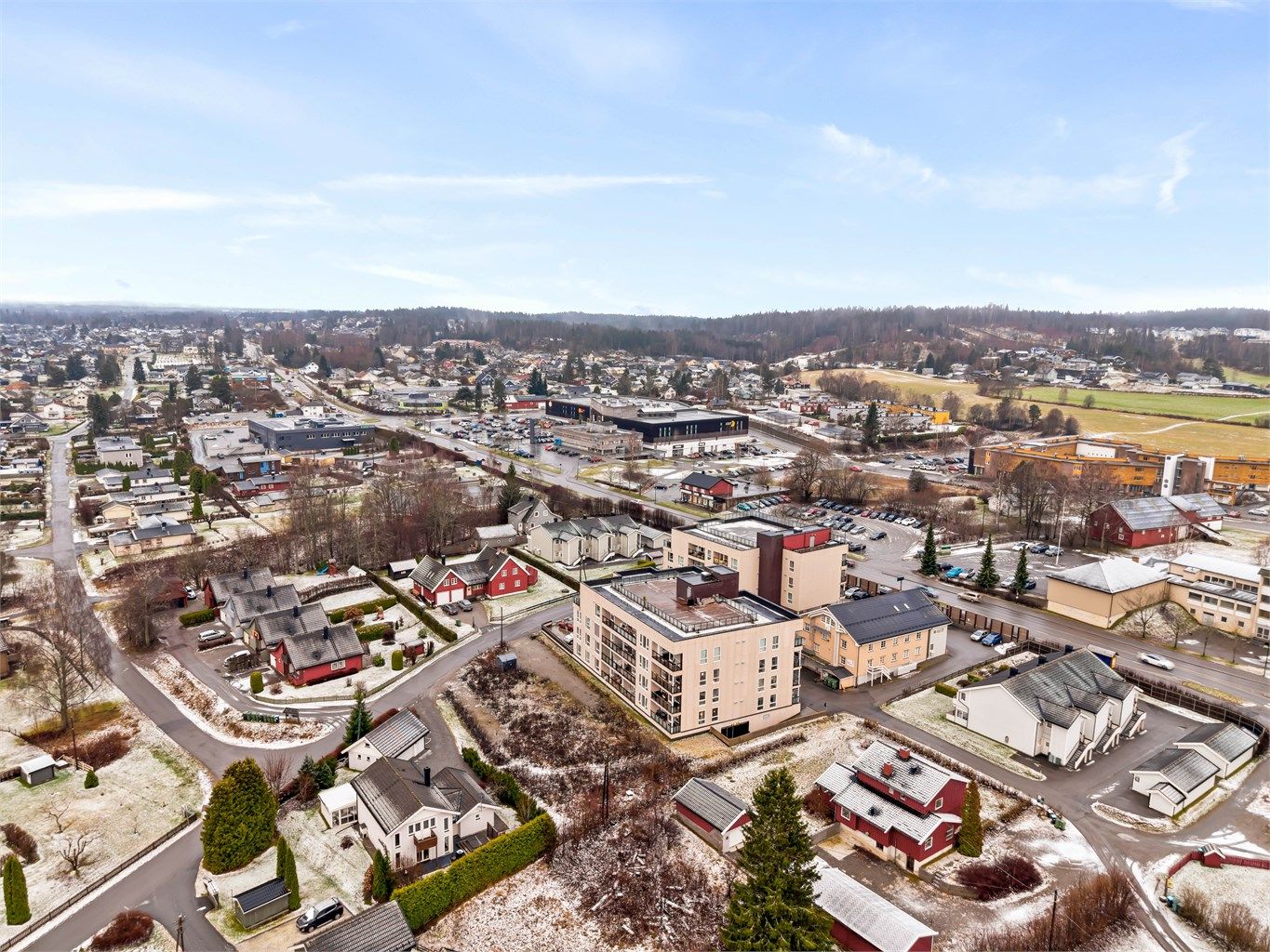 Kort vei til senter, togstasjon og det du trenger i hvedagen.