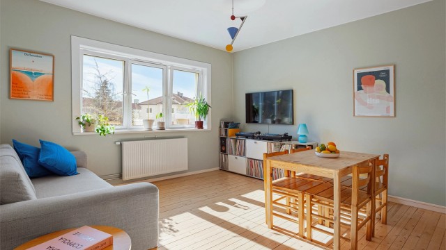 Nora Larsen Rørvik ved Krogsveen Hasle har gleden av å presentere Sars' gate 58; en gjennomført 2-roms leilighet med god takhøyde og en åpen, sosial planløsning.