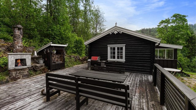 Den store uteplassen har god plass til langbord for sosiale sammenkomster.