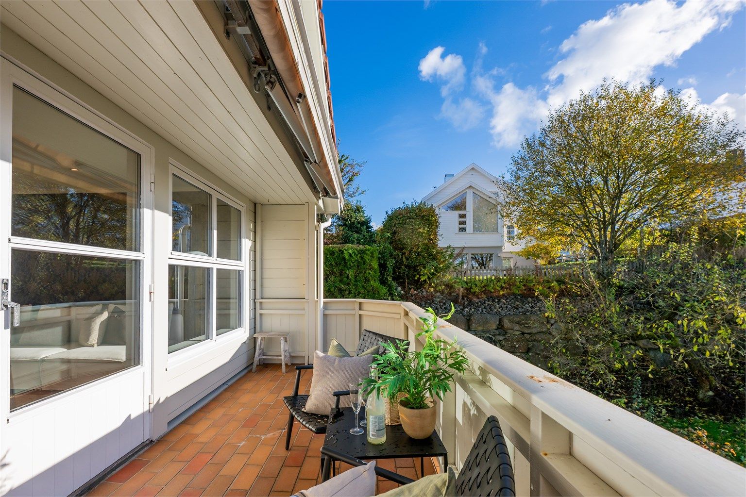 Sørvendt balkong med gode solforhold. 