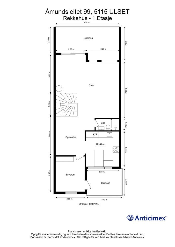 Boligen går over to plan. 1.etasje inneholder stue, kjøkken, bad og soverom. Det er utgang til balkong og terrasse.