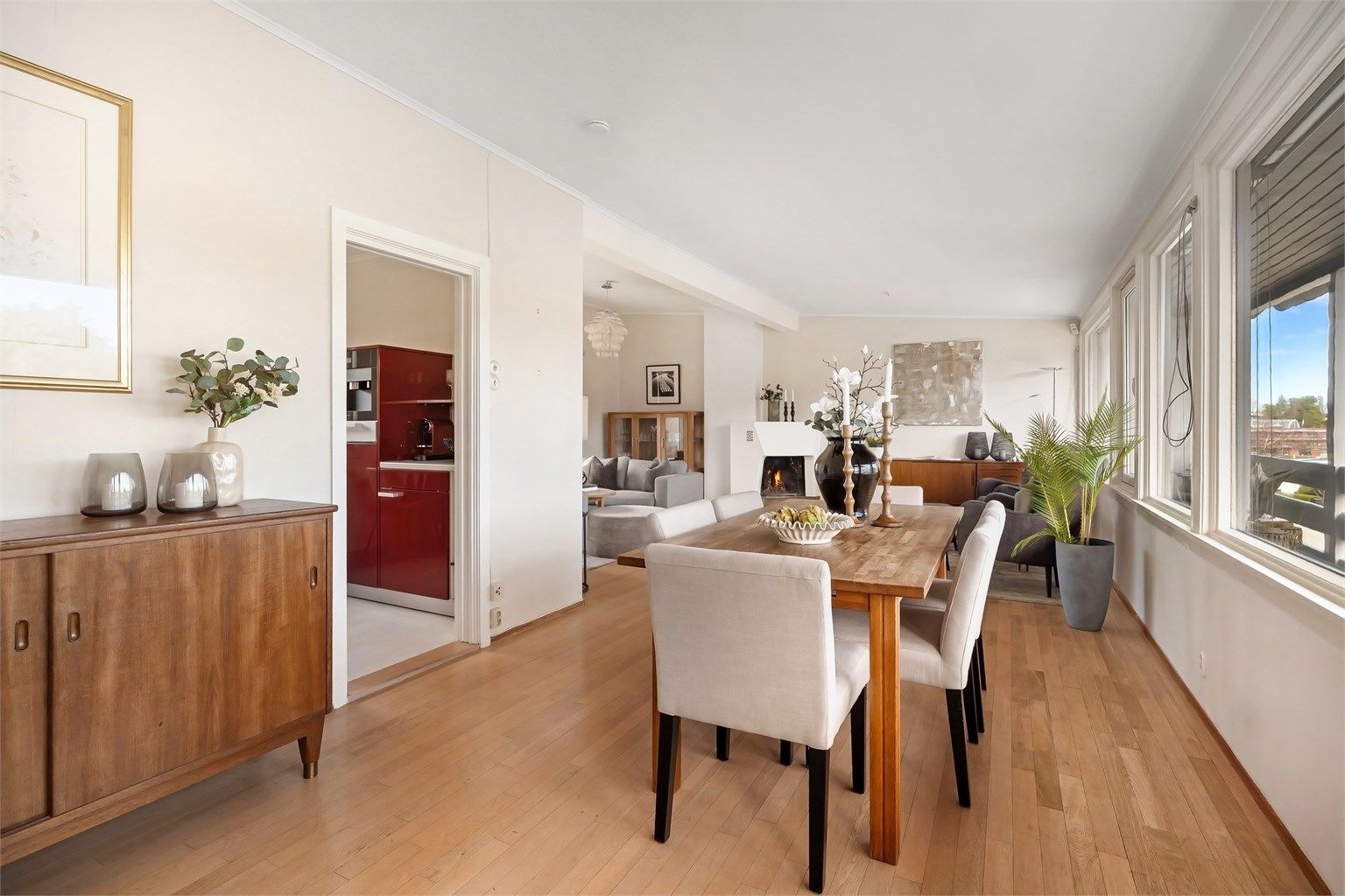 I 1. etasje finner du kjøkken, spisestue og stue