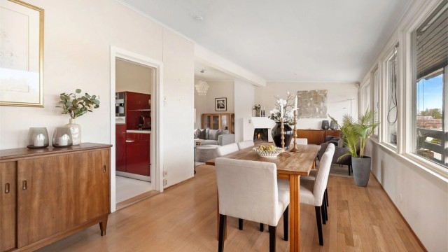 I 1. etasje finner du kjøkken, spisestue og stue