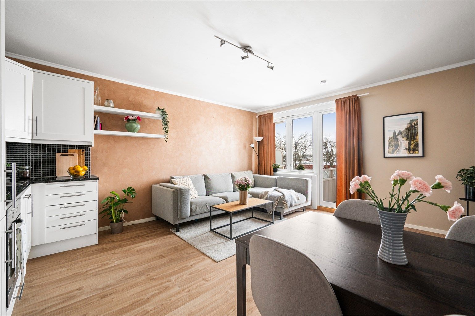 Med en sosial, åpen løsning mellom stue og kjøkken har du god kommunikasjon med gjestene mens middagen lages. 