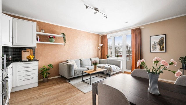 Med en sosial, åpen løsning mellom stue og kjøkken har du god kommunikasjon med gjestene mens middagen lages.