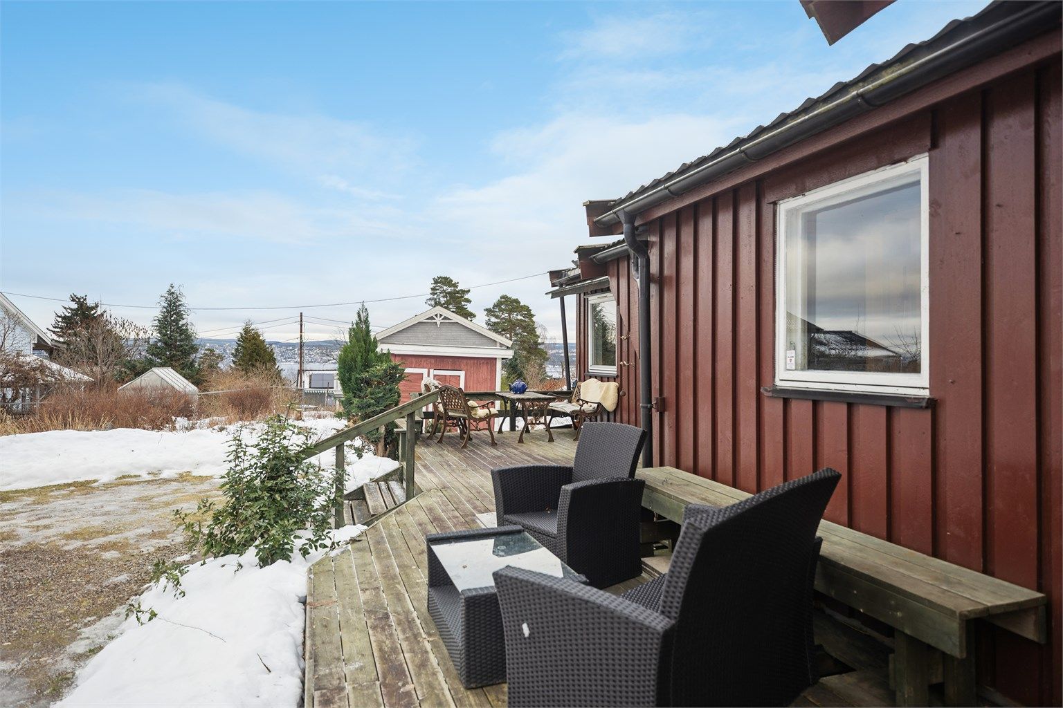 På terrassen er det god plass til flere sittegruppe, spiseplass og grill for hyggelige sammenkomster