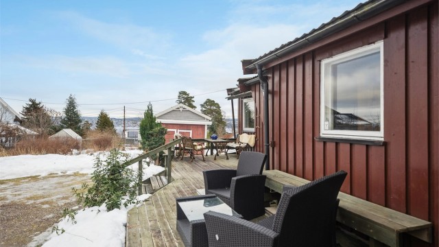 På terrassen er det god plass til flere sittegruppe, spiseplass og grill for hyggelige sammenkomster