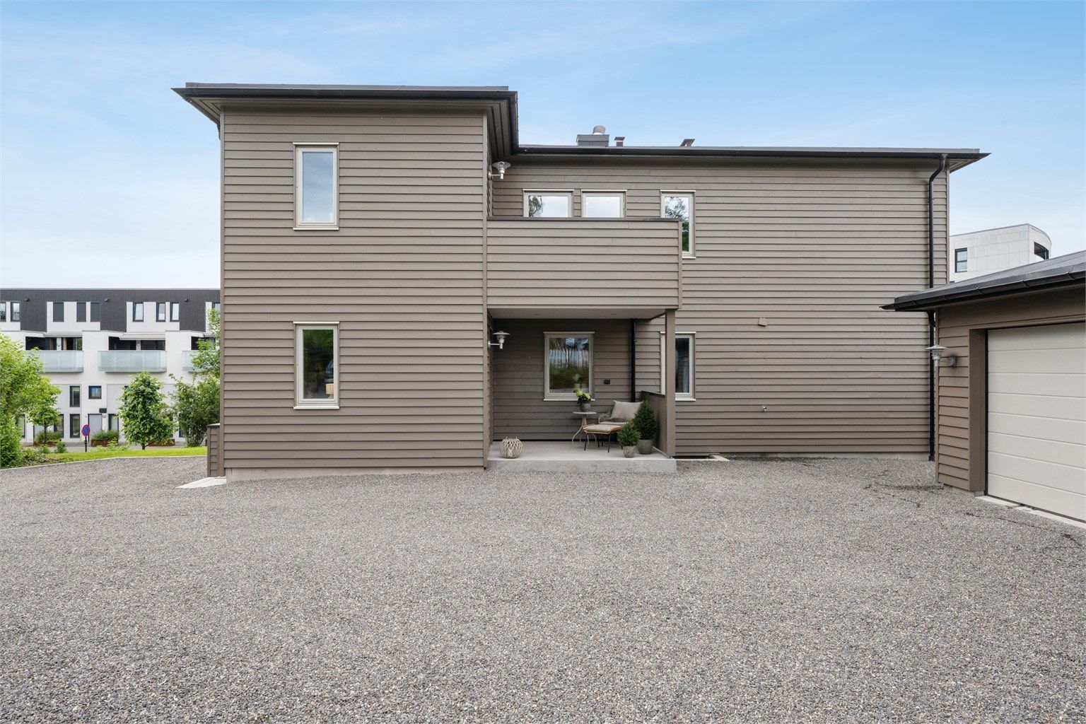 Stilrent og lekkert! Parkering i dobbelgarasje og ellers god plass til parkering på gårdsplassen. 