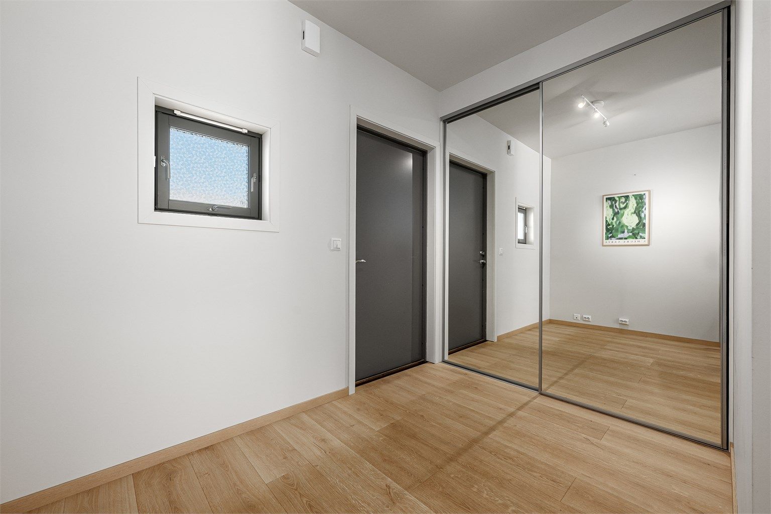 Entré med skyvedørsgarderobe.