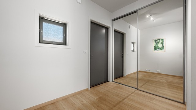 Entré med skyvedørsgarderobe.